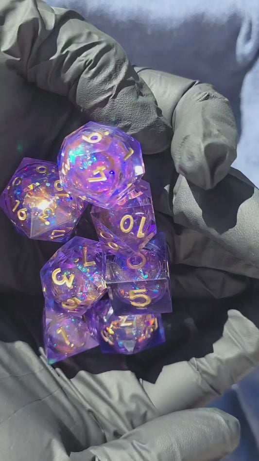 Amethyst Glow – Liquid Core Würfelset in Amethyst & Gold