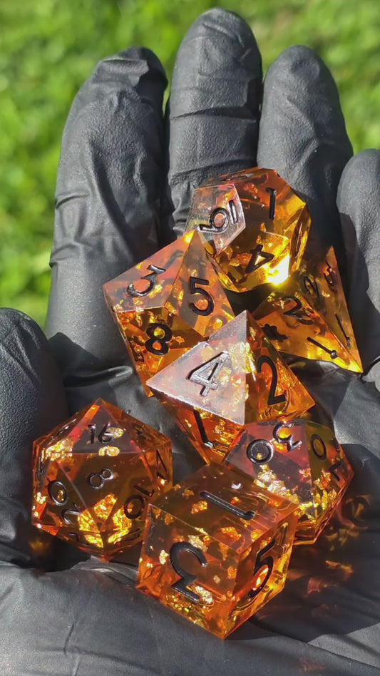 Polyedrisches DnD-Würfelset 7 Stück – Amber Glow Dice Set | Handgemachte Resin Würfel in Gold Orange Transparent mit Bernstein-Stil | TTRPG