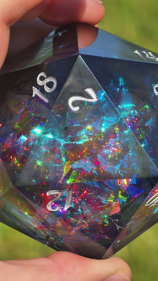 Eclipse Black Opal 65mm Black Opal Chonk D20 – Handgemachter Giant Dice mit Opal-Effekt, Sharp Edge Resin Würfel für DnD und Sammler (Anne)