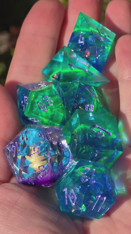 Shiggy – Mystic Tidal Bloom Würfelset – Handgefertigtes Pokémon inspiriertes Resin Dice Set | Petri-Effekt & Metallic Lila Zahlen Squirtle