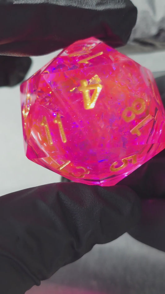 Polyedrischer Liquid Core D20 Würfel 35mm – Pink Gold Chonk Würfel – Handgemachter Resin W20 für DnD, TTRPG Glitzer Diamant