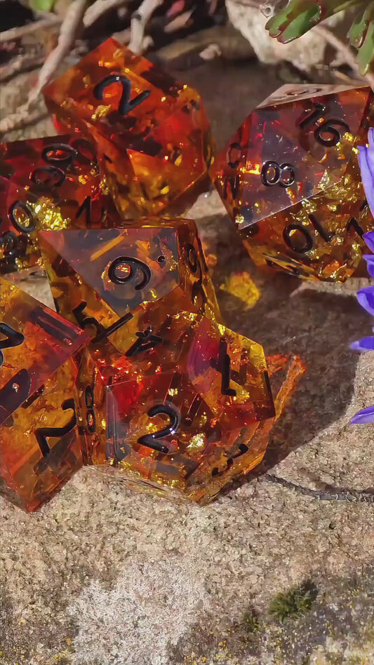 Honey Amber Dice Set – Golden Resin DnD Dice, Warm Honey Glow, Sharp Edge TTRPG Dice, Handmade Fantasy Dice Set, Bernstein Dice
