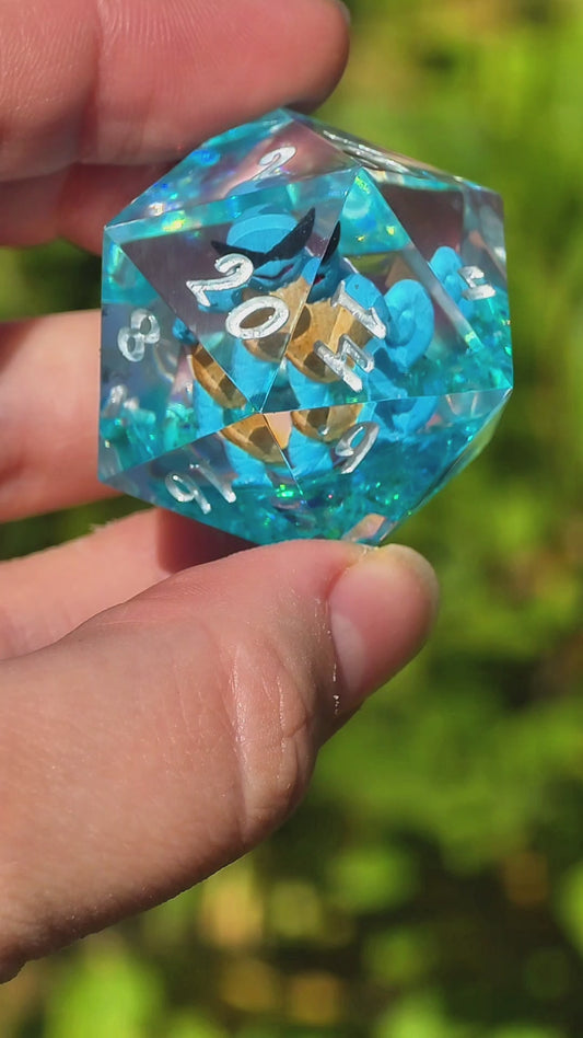 Shiggy – Summer Splash D20 40 mm – Pokémon-inspirierter Resin Würfel mit Sonnenbrille XL DnD Sammlerwürfel