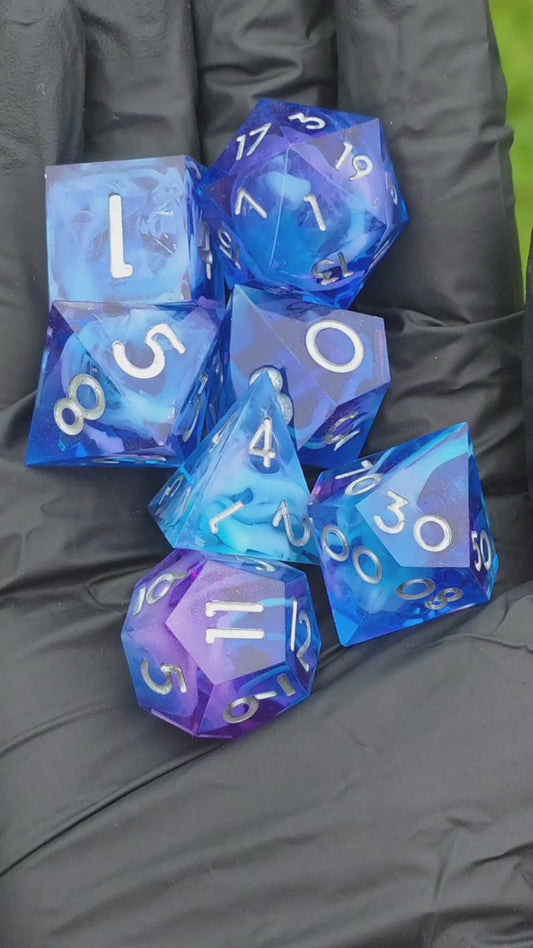 Polyedrisches Aurora Nebula DnD Würfelset 7 Stück – Mystic Sky Dice | Handgemachte Resin Würfel in Blau Lila Rosa mit Cloud Effekt | TTRPG D