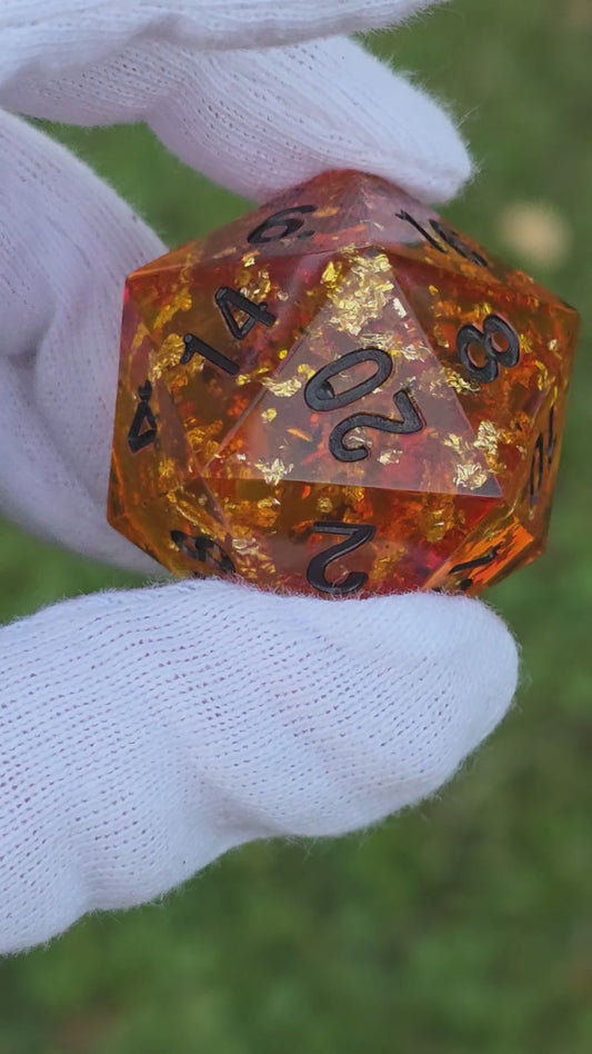 Chonk Polyedrischer D20 Würfel 35mm im Bernstein Stil – Handgemachter Large Resin Amber Dice für DnD, TTRPG & Sammler