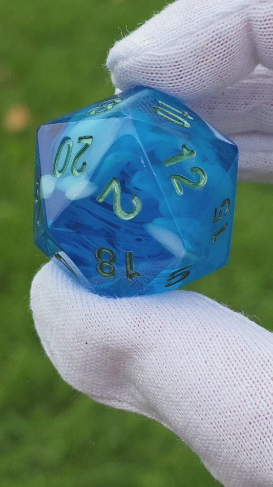 Polyedrischer D20 35mm – Ocean Blue Cloud Effekt | Handgemachter Resinwürfel XL Größe | DnD Dice Pen and Paper TTRPG Fantasy Würfel