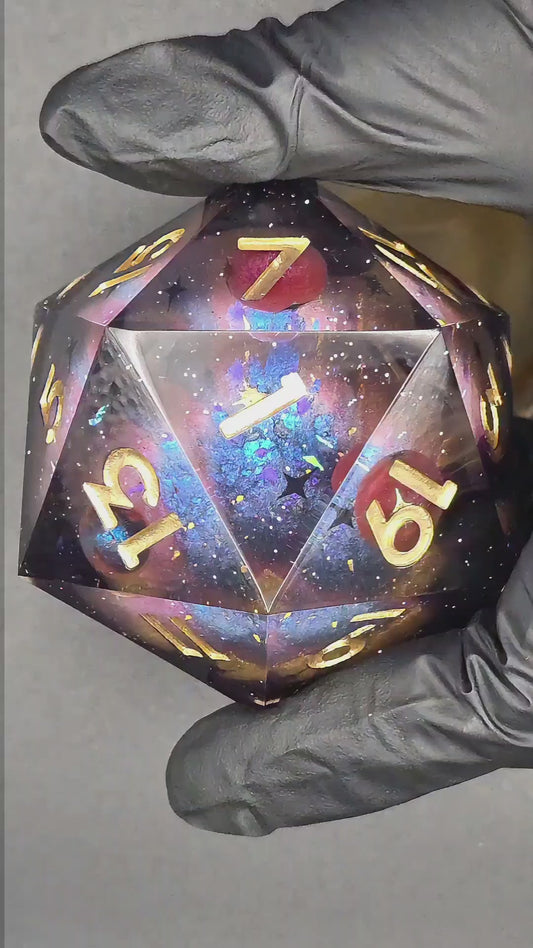 Großer Polyedrischer D20 „Celestial Sphere“ 55 mm – Handgefertigter Premium-Resinwürfel mit 4 Planeten & Galaxy Effekt | Einzelstück | DnD