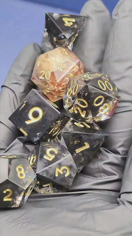 Relic of the Fallen – 7-teiliges DnD Würfelset mit eingebettetem Schädel im D20 | Schwarze Resinwürfel mit Goldzahlen | Polyhedral Dice Set TTRPG