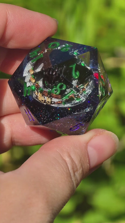 Night Fury – Celestial Eclipse Toothless D20 40 mm – How to Train Your Dragon inspirierter Resin Würfel | Galaxie-Design & Grün-Lila Metallic Zahlen