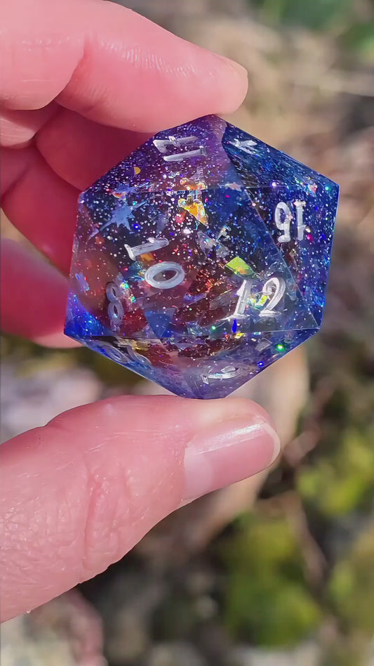 Planet Core D20 40mm – Großer Resin Würfel mit Roter Planet & Galaxy Effekt, Sharp Edge DnD Dice, Handmade TTRPG Dice, Collector Dice