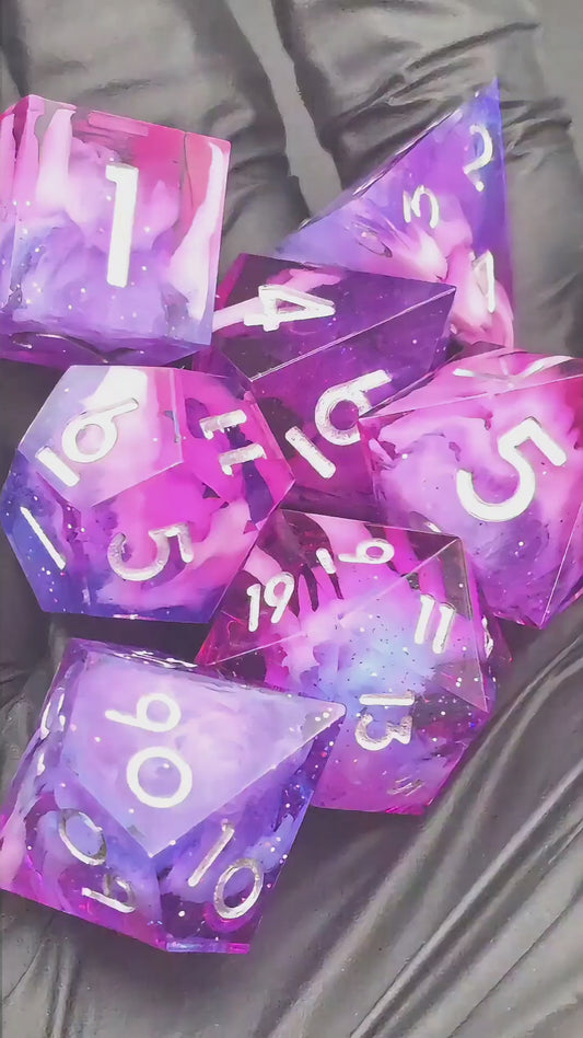 Astral Orchard – Handgemachtes DnD Würfelset violett rosa mit Petri Effekt und silbernen Zahlen | 7-teiliges Polyhedral Set | Resin Dice | TTRPG RPG Würfel