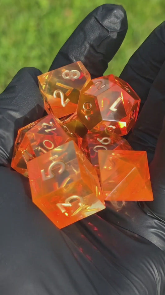 Polyedrischer DnD Würfelset 7 Stück – Sunflare Dice | Handgemachte Resin Würfel in Orange Gelb Transparent mit Goldzahlen | TTRPG DnD Pathfinder