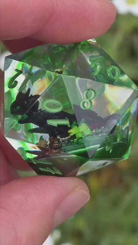 Nachtschatten D20 40mm – Handgemachter Resin Dragon Dice inspiriert von Ohnezahn aus How to Train Your Dragon, Schwarzer Drache Fantasy Würfel (Sarah)