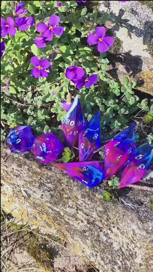Elongated Dice Set „Neon Nebula“ – 7er Resin Würfelset mit Pink Blau Cloud Effekt, Sharp Edge DnD Dice, Fantasy TTRPG Würfel, Handmade Dice