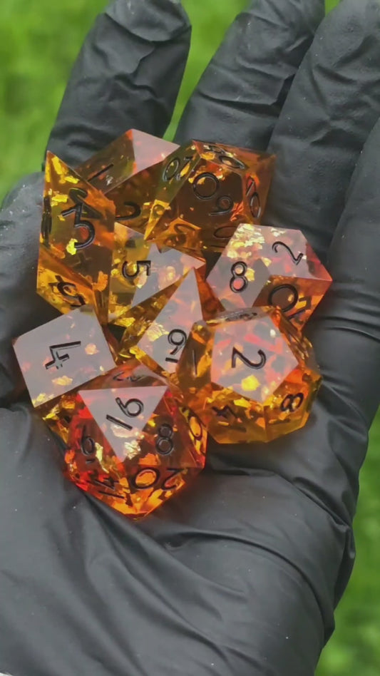 Polyedrisches DnD-Würfelset 9 Stück – Amber Bernstein Dice Set | Handgemachte Resin Würfel in Gold Orange Transparent | Kristall & Raute
