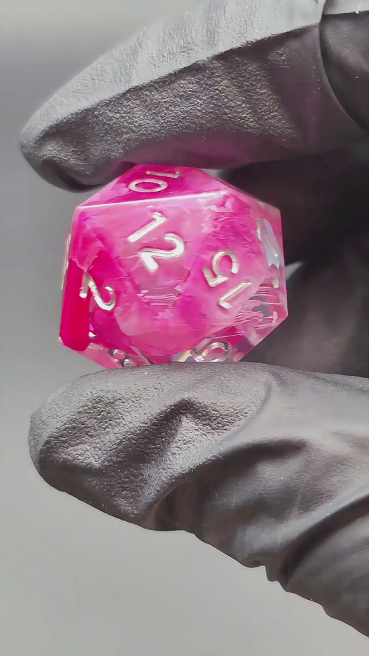 Crimson Bloom D20 – Handgemachter pinker Resinwürfel mit Petri Effekt und Silberzahlen | Einzeln D20 Standardgröße | DnD Würfel | TTRPG Dice