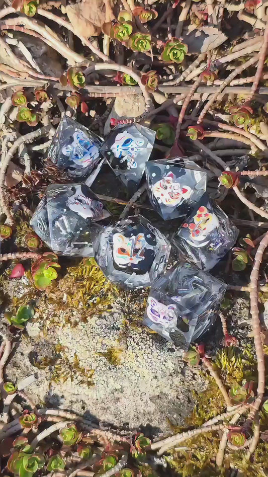 Kitsune Spirit Dice Set – Japanisch inspirierte Fuchs Masken Würfel, Resin DnD Dice, Yokai Fox Design, Sharp Edge TTRPG Dice, Handmade Set