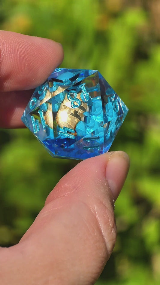 🌟Shiggy – Azure Tide D20 28 mm – Pokémon-inspirierter Resin Würfel in Deep Ocean Blue | Metallisch Himmelblaue Zahlen