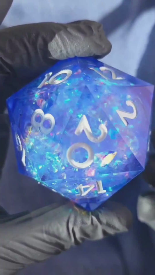 Polyedrischer Liquid Core D20 XL – Blue Opal Glow Dice | Handgemachter Resin Würfel mit Flüssigkern & Opaleffekt | Sammlerstück DnD Einzelw