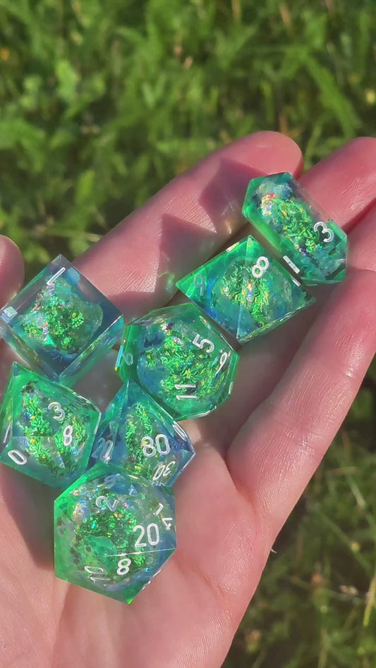 Emerald Tide Custom Geode Dice Set mit Unterwasserpflanzen – Handgemachte Sharp Edge Resin Würfel mit Algen und Kristallkern für DnD und TTRPG (Anne)