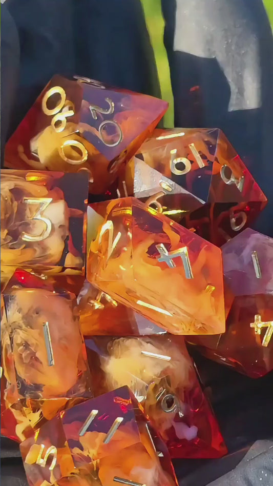Caramel Ember Nebula – Polyedrisches Würfelset | Amber-Karamell Cloud Effekt | Handmade Resin DnD Dice Set mit goldenen Zahlen | TTRPG Würfel