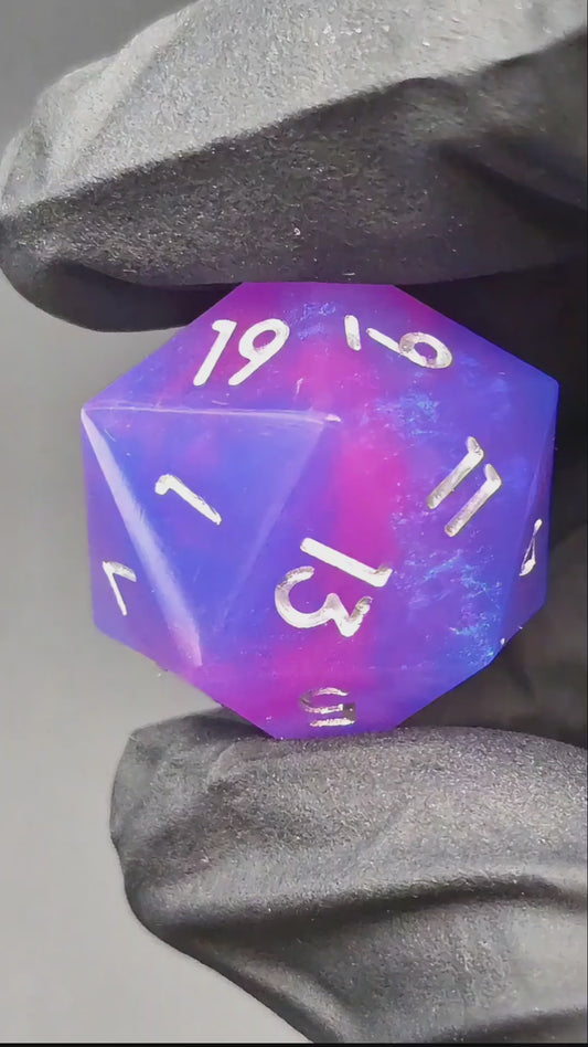 Aetherfall D20 – Handgemachter lila-blauer Resinwürfel mit Silberzahlen | Einzeln D20 Standardgröße | DnD Würfel | TTRPG Dice