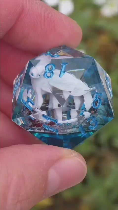 Tagesschatten D20 35mm – Handgemachter Resin Dragon Dice inspiriert von Drachenzähmen leicht gemacht, Fantasy Würfel mit Drache