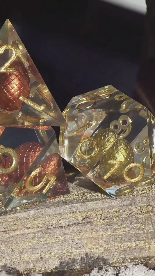 Würfelset „Goldene Wiederkehr“ – Handgemachtes Resin Dice Set mit Goldenem Phönix & Phönix-Eiern | DnD TTRPG Würfel