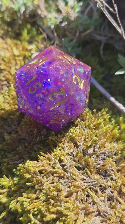 Polyedrischer D20 Würfel 35mm – L Format Chonk Dice | Handgemachter RPG Würfel in Violett Rosa mit Galaxy Schimmer & Goldzahlen für DnD