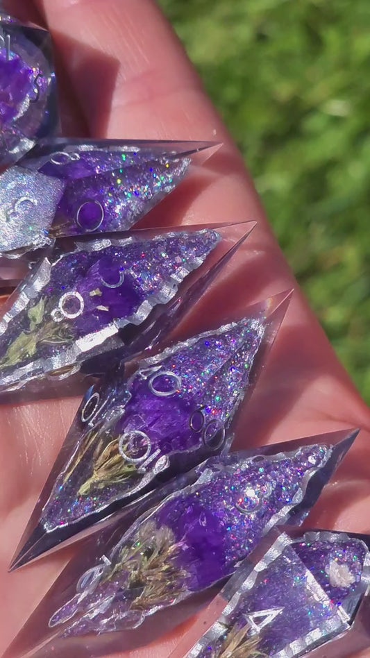 Amethyst Bloom Geode Flower Dice Set – Handgemachte Sharp Edge Würfel mit violetten Blüten, Kristall Geode Resin Dice, Fantasy DnD Würfelset