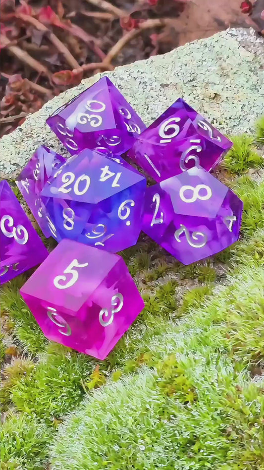 Violet Veil – Handgemachtes Polyedrisches Würfelset aus Resin | Lila Nebula & Cloud Effekt | Fantasy DnD Dice Set TTRPG