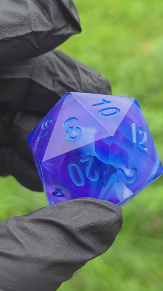 Polyedrischer Ozean Blau & Nebel Effekt D20 Würfel 35mm – L Format Chonk Dice | Handgemachter RPG Würfel in Blau Violett, Galaxy Dice,dnd