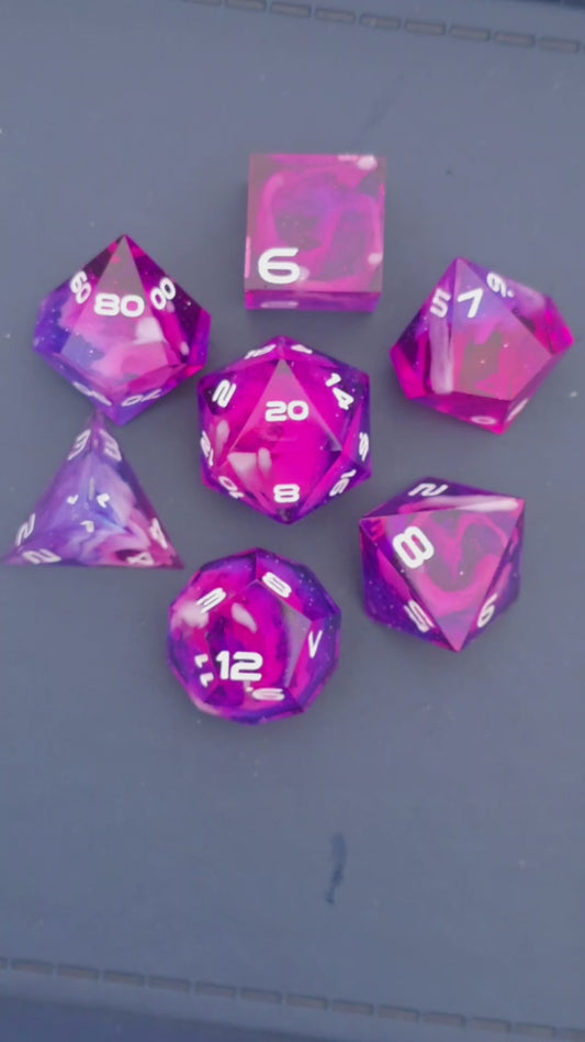 Polyedrisches Würfelset „Starflare Cloud Galaxy“ – Handgemachte Resinwürfel pink-violett mit Galaxy & Cloud Nebula Effekt | DnD Dice Set TTRPG