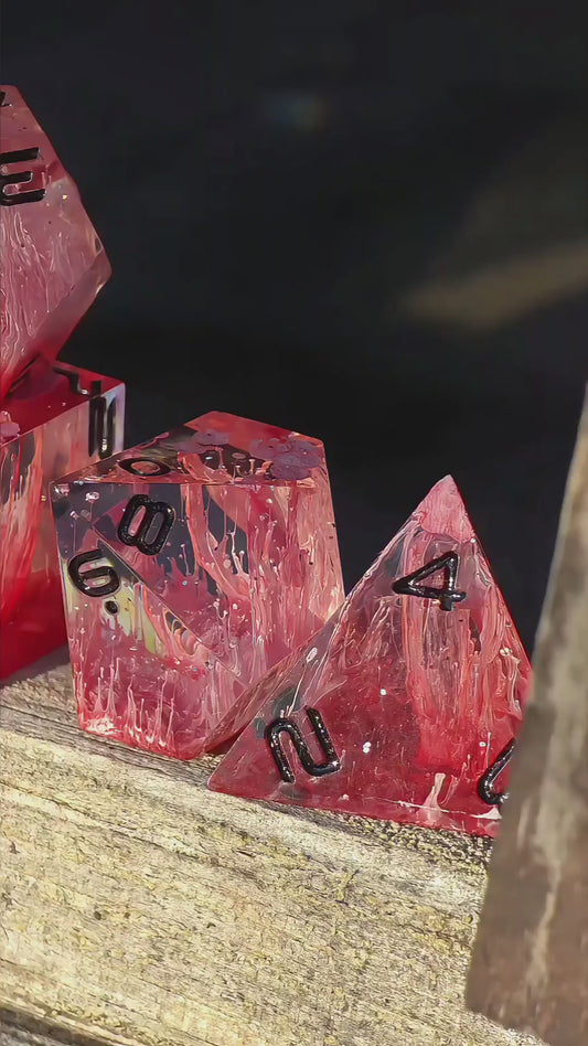 Würfelset „Sanguis Veil“ – Handgemachtes Petri Dice Set in Tiefrot mit organischem Nebeleffekt | DnD TTRPG Würfel