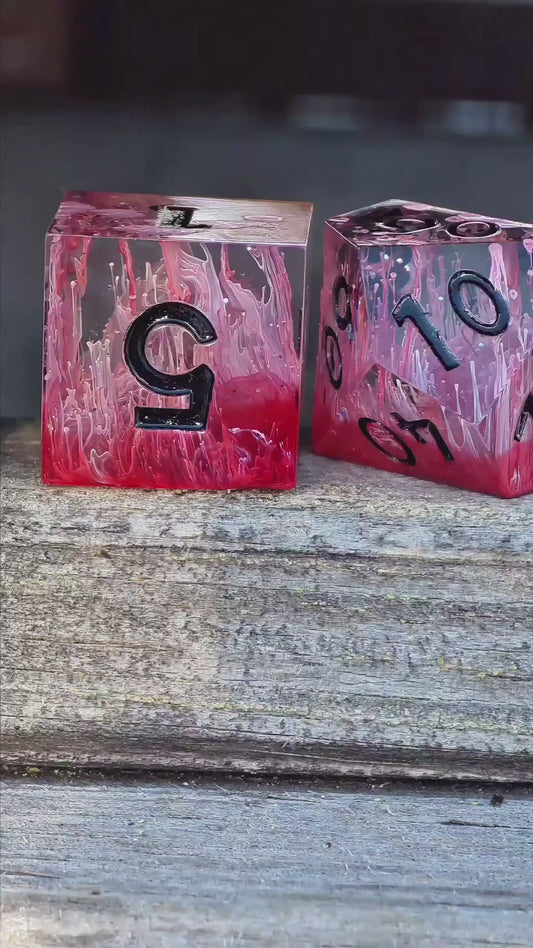 Handgemachtes Würfelset „Crimson Petri“ – Resin DnD Dice Set in Rot & Transparent | Petri Effekt | Schwarze Zahlen | Sharp Edge