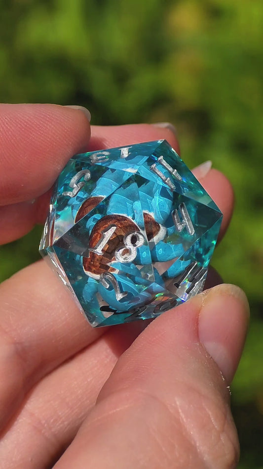 Shiggy – Crystal Splash D20 28 mm – Pokémon-inspirierter Resin Würfel mit Sonnenbrille | Himmelblaue Basis & Silberne Zahlen