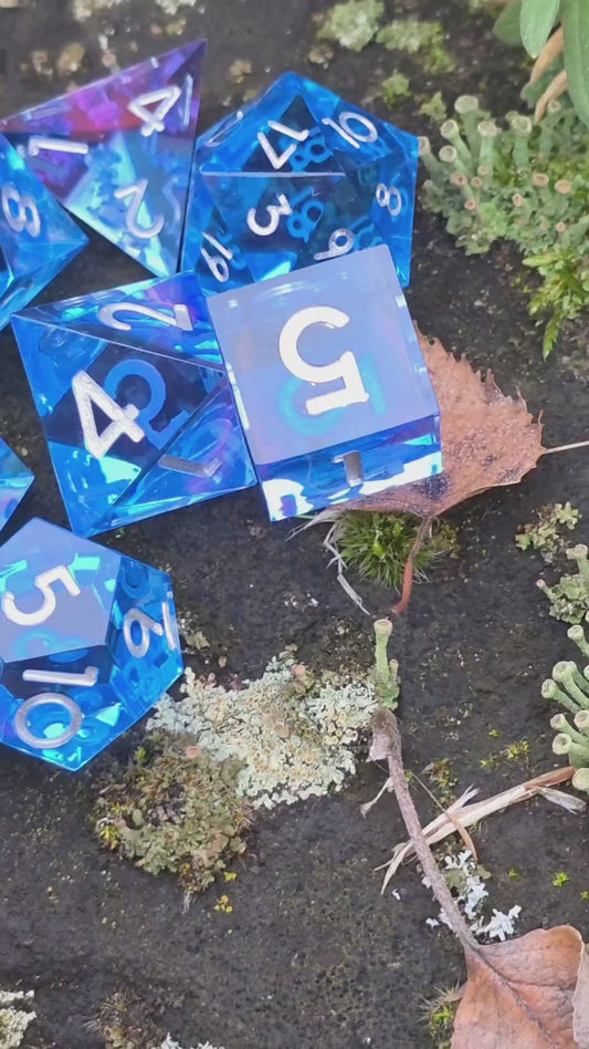 Abyss of the Sapphire Tide – Handgemachtes DnD Würfelset aus klarem Blau | Transparente Resin Dice mit silbernen Zahlen | Polyedrische Würfel TTRPG