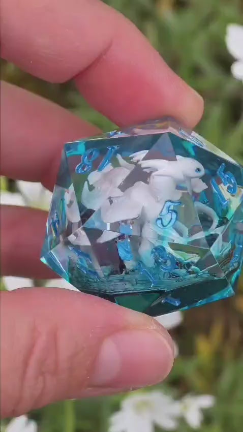 Tagesschatten D20 40mm – Handgemachter Resin Dragon Dice inspiriert von Drachenzähmen leicht gemacht, Fantasy Würfel mit Drache (Sarah)