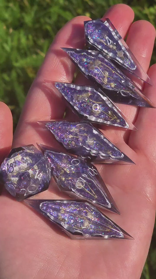 Moonflower Sanctuary Custom Geode Effect Elongated Dice Set mit weißen Blüten – Handgemachte Sharp Edge Resin Würfel mit Kristallkern für DnD (Anne)