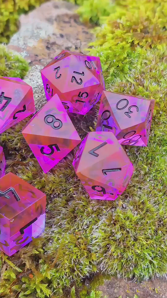 Radiant Ember – Handgemachtes Polyedrisches Würfelset aus Resin | Leuchtend Pink-Oranger Nebula Effekt | DnD Dice Set TTRPG