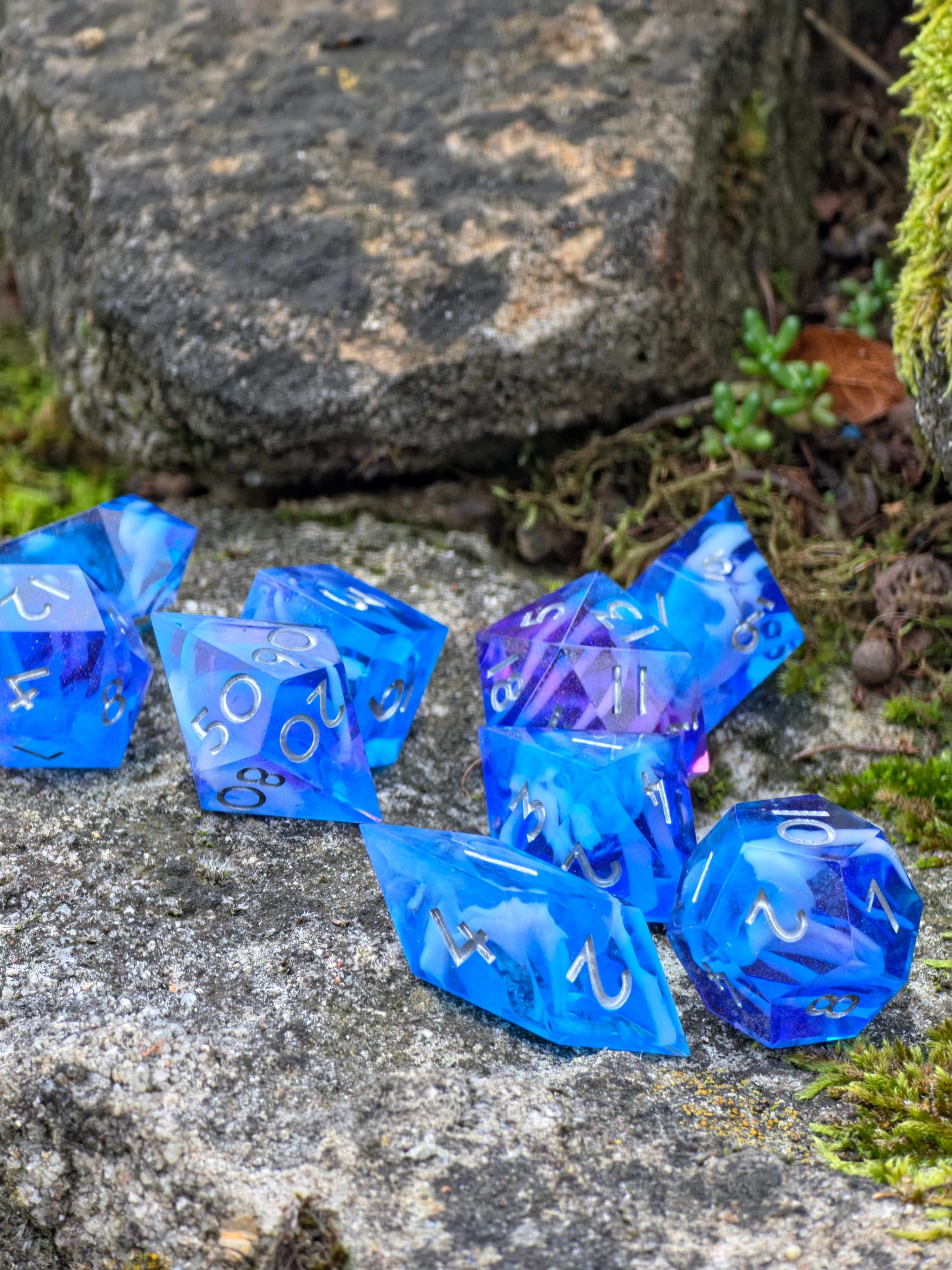 Fantasy-Würfelset aus Resin in Blau und Lila, inspiriert von einer nebligen Galaxie.