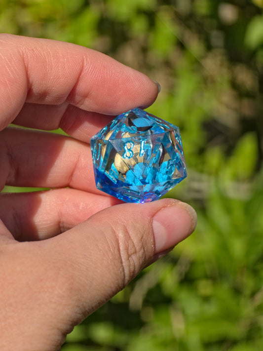 🌟Shiggy – Azure Tide D20 28 mm – Pokémon-inspirierter Resin Würfel in Deep Ocean Blue | Metallisch Himmelblaue Zahlen