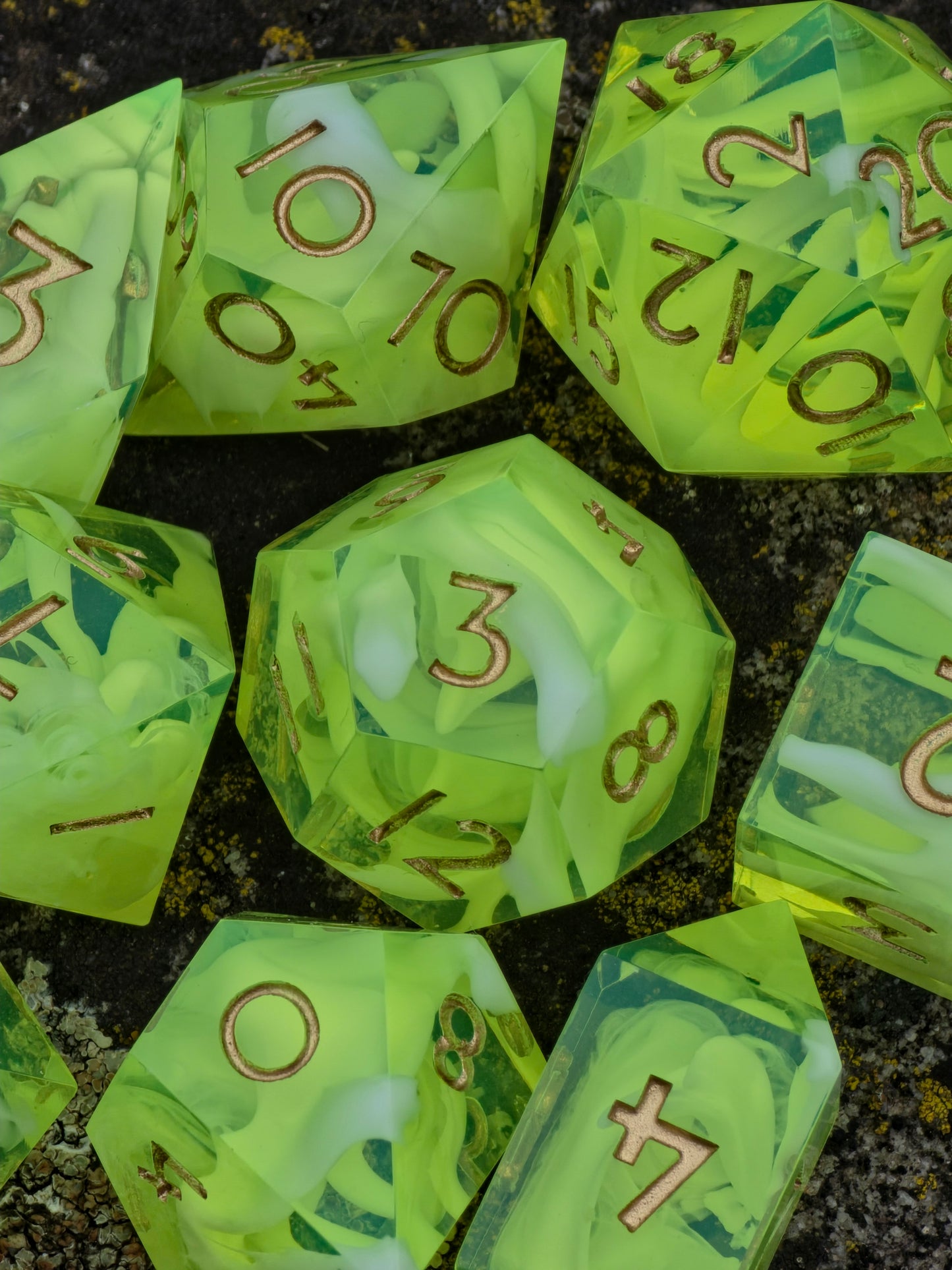 Polyedrisches Würfelset „Alchemist Cloud Nebula“ – Handgemachte Resinwürfel mit Cloud-Effekt & Goldzahlen | DnD Dice Set TTRPG