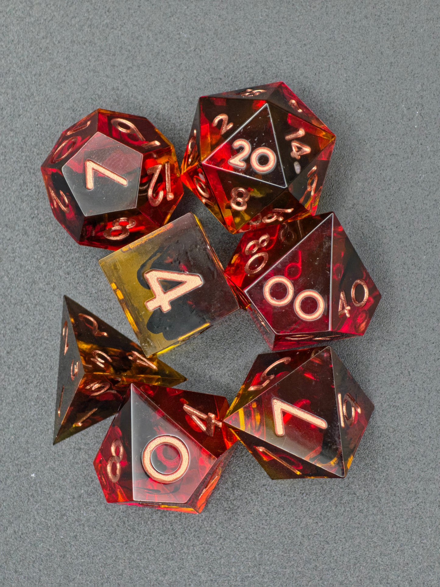 Infernal Amberfall – Handgemachtes DnD Würfelset in Feuerrot & Bernstein | Transparente Resin Dice mit Glut- und Lava-Effekt | TTRPG Würfelset