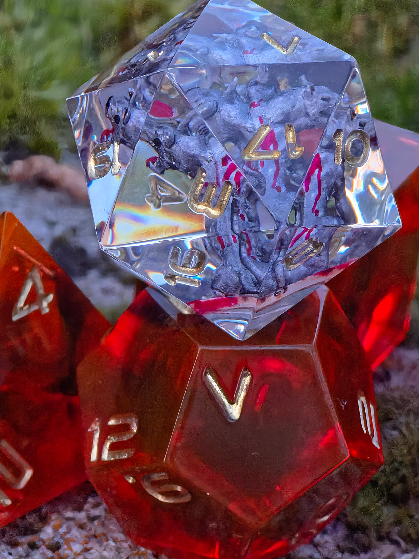 Handgemachtes DnD Würfelset „Blood Cerberus“ – Resin Dice Set 7-teilig | D20 mit Cerberus | Rot Schwarz | Sharp Edge | Goldene Zahlen | RPG Würfel