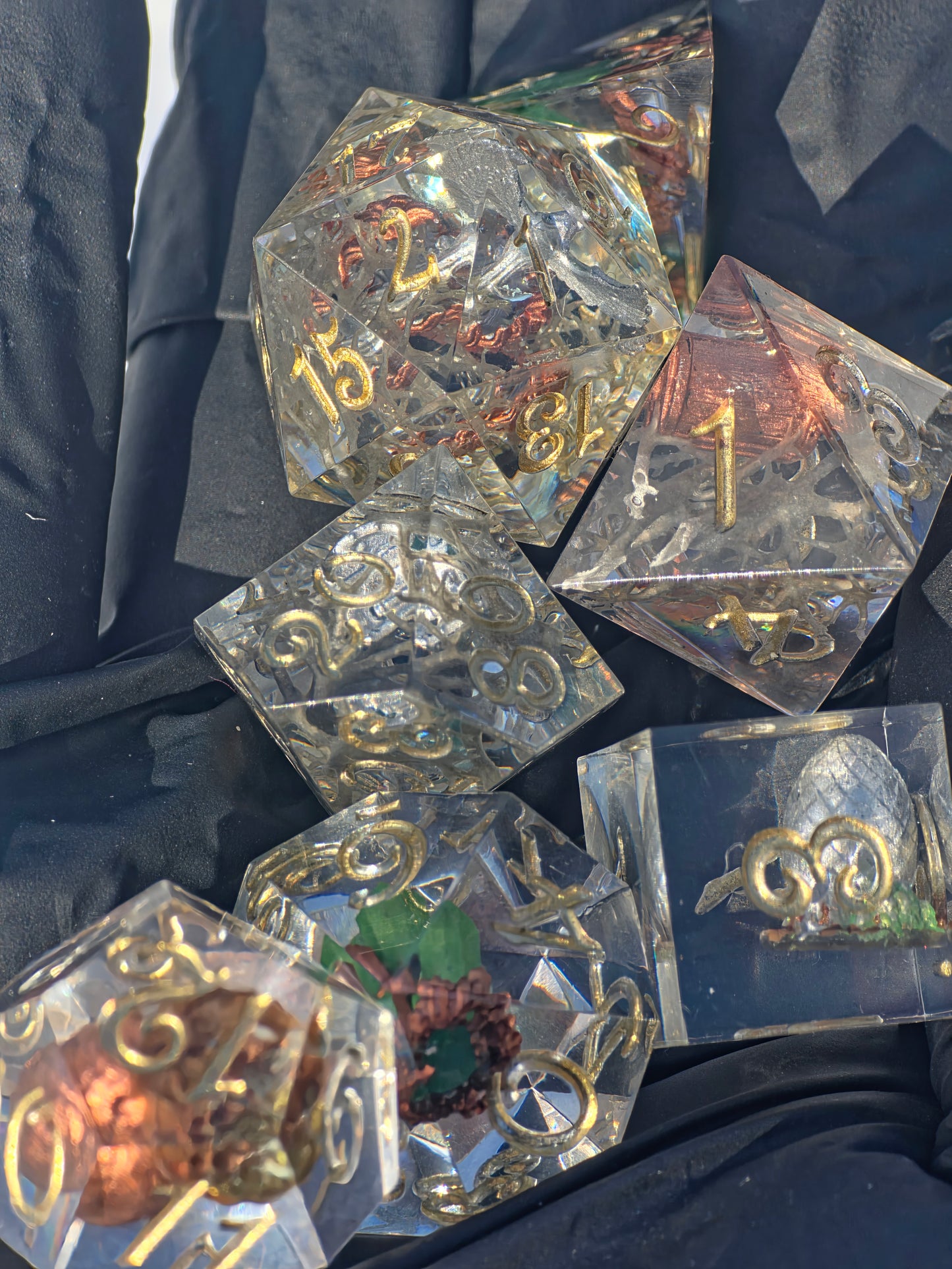 Würfelset „Asche des Ewigen Feuers“ – Handgemachtes Resin Dice Set mit Silbernem Phönix, Eiern & Kristallen | DnD TTRPG Würfel