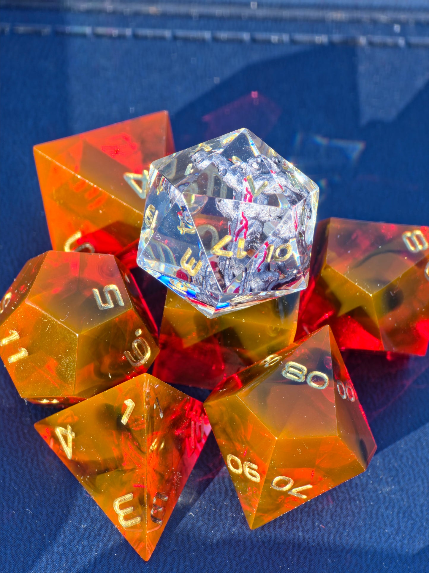Handgemachtes DnD Würfelset „Blood Cerberus“ – Resin Dice Set 7-teilig | D20 mit Cerberus | Rot Schwarz | Sharp Edge | Goldene Zahlen | RPG Würfel