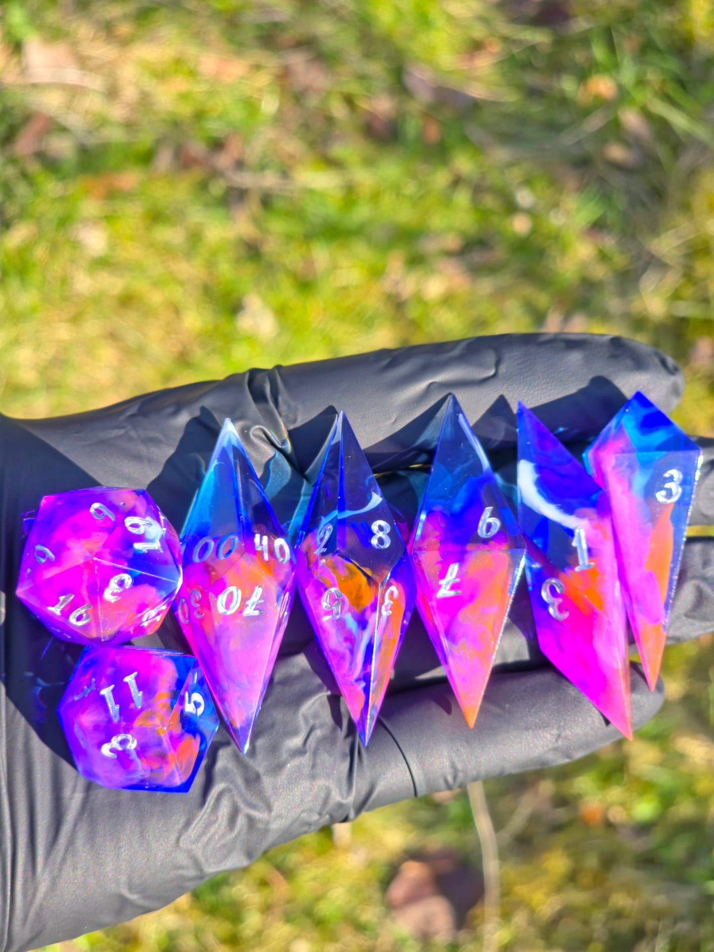 Elongated Dice Set „Neon Nebula“ – 7er Resin Würfelset mit Pink Blau Cloud Effekt, Sharp Edge DnD Dice, Fantasy TTRPG Würfel, Handmade Dice