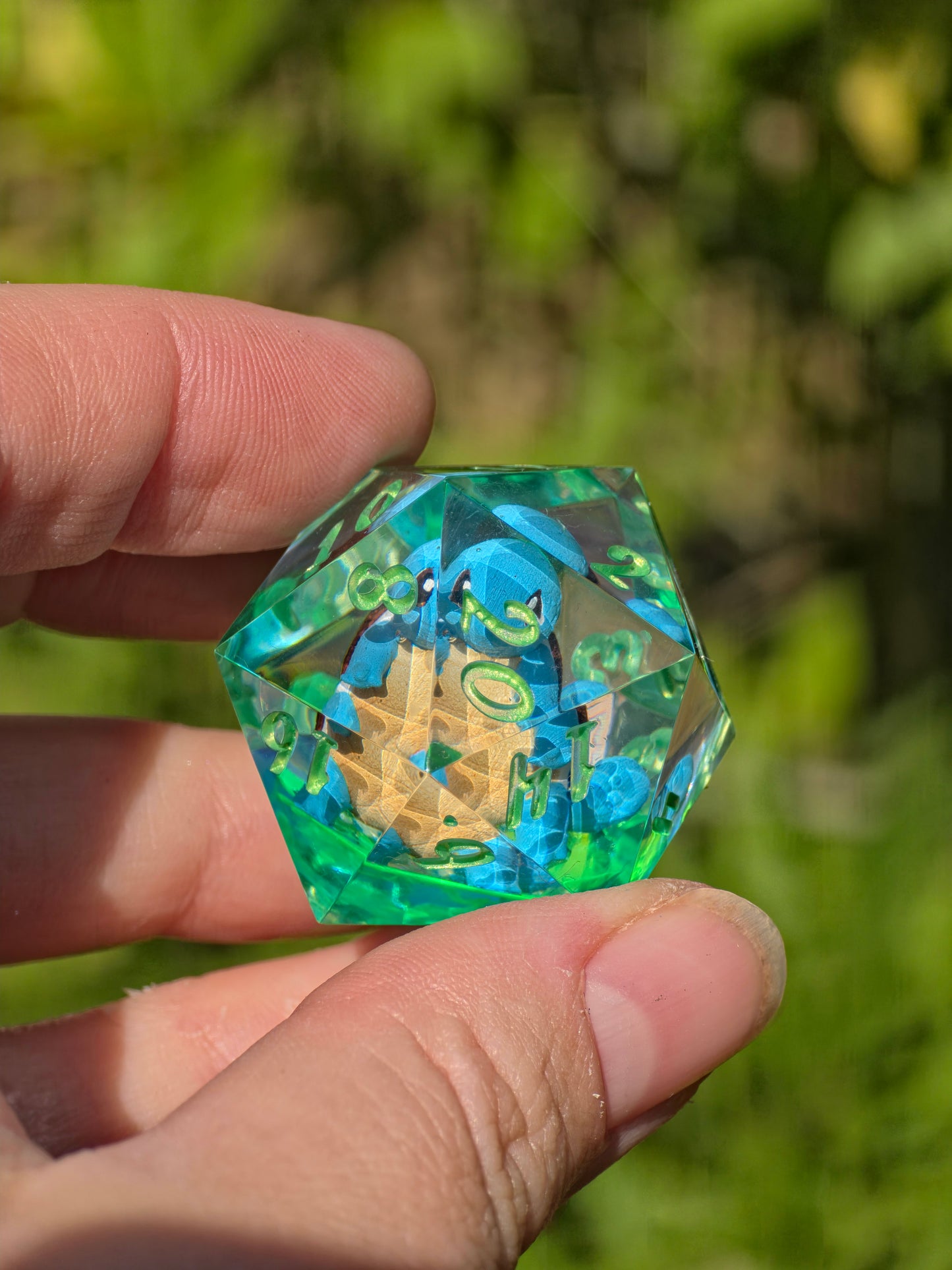 Shiggy – Toxic Lagoon D20 35 mm – Pokémon-inspirierter Resin Würfel in Neon Acid Green | Handgefertigter Chonk DnD Würfel