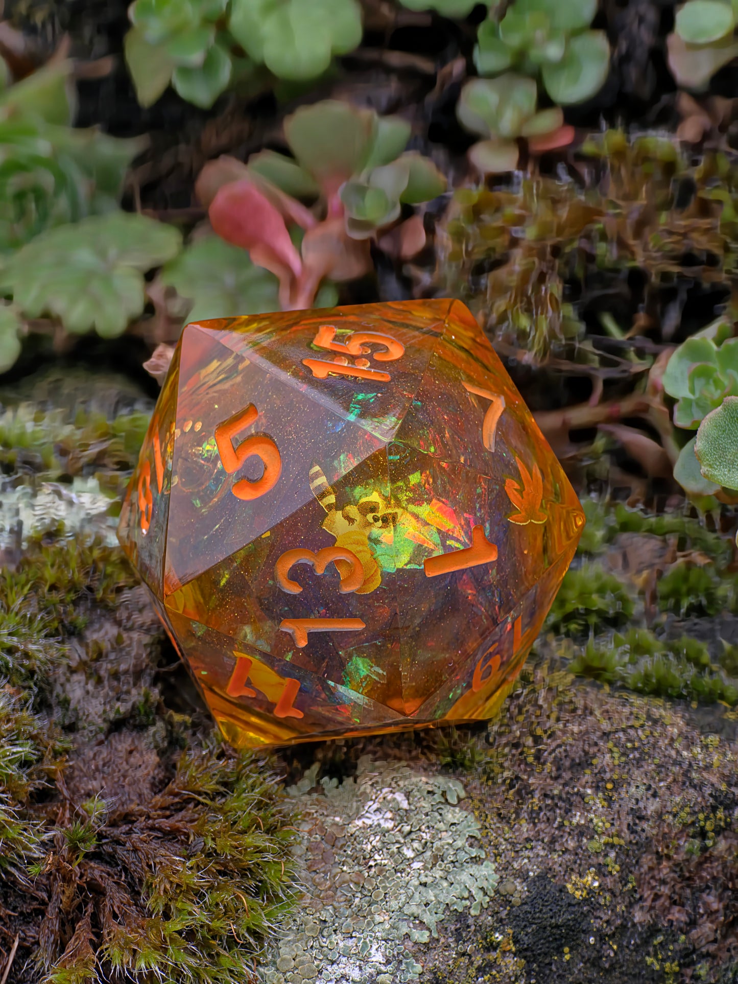 Chonk Polyedrischer D20 Würfel 33–35 mm – Liquid Core Autumn Raccoon Dice | Handgemachter Resin Würfel mit Herbstblättern, Kürbis, Halloween